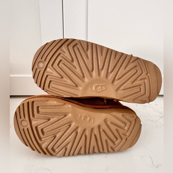 UGG CLASSIC II GRAPHIC STITCH SIZE T8
NWB - Picture 7 of 9